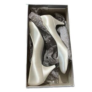 Studio 6 Womens Ivory Satin Pumps With Skid Pads Size 8M Comes with Box